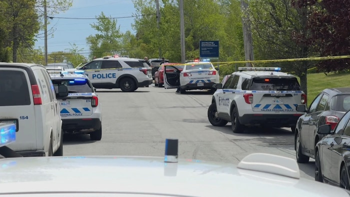 Des véhicules de la Police régionale d'Halifax bloquent une rue à Dartmouth.
