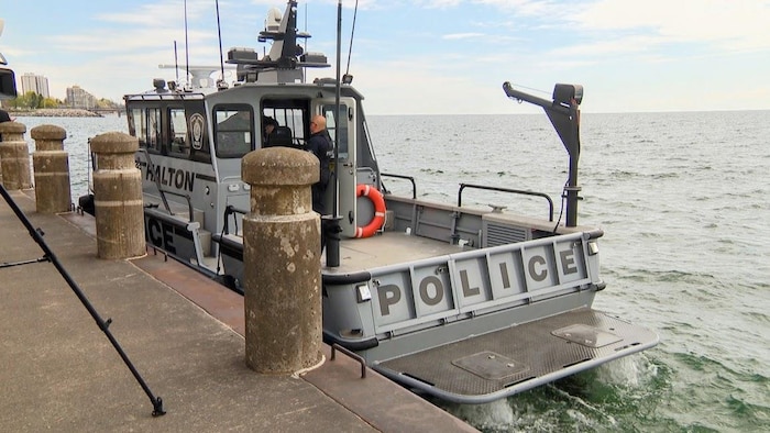 Le bateau de la police régionale de Halton sur le lac Ontario le 7 mai 2026.