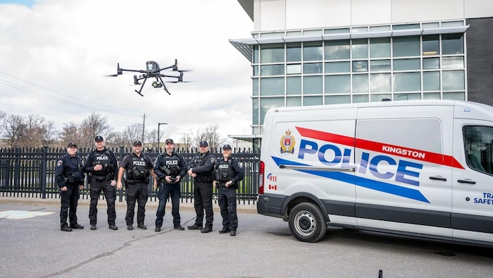 Des policiers et deux drones.