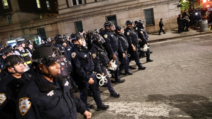 New York police officers entered the Columbia University campus to control the riot.