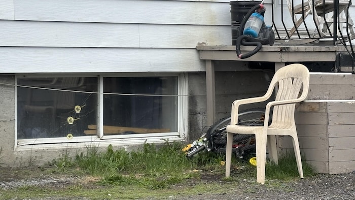 Des dommages de projectiles dans une fenêtre. 