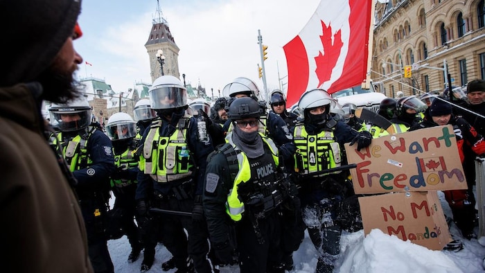 لقطة من احتجاجات سائقي الشاحنات وسائر المتظاهرين ضد التدابير الصحية العام الماضي في أوتاوا، ونرى الشرطة الكندية بين المتظاهرين (أرشيف)