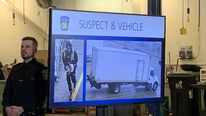 Projection d'une photo d'un suspect et d'un véhicule lors du point de presse du Project 24K de la Police régionale de Peel le 17 avril 2024.