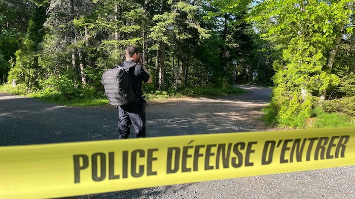 Un homme dans un périmètre de sécurité.
