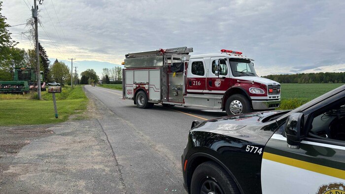 Un camion de pompier et un véhicule de police