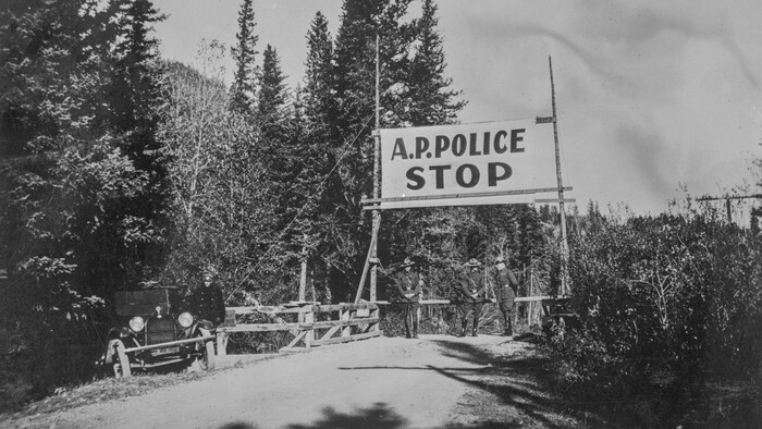 Un poste de recherche d'alcool de la police provinciale de l'Alberta, près de Coleman, Alberta, pendant la prohibition, vers 1920. 