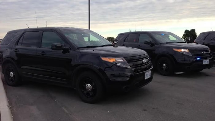 Des voitures banalisées de la Police provinciale de l'Ontario. 