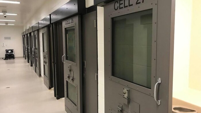 Les portes d'une cellule de prison
