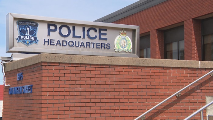 Une affiche sur la façade du quartier général de la police d'Halifax.