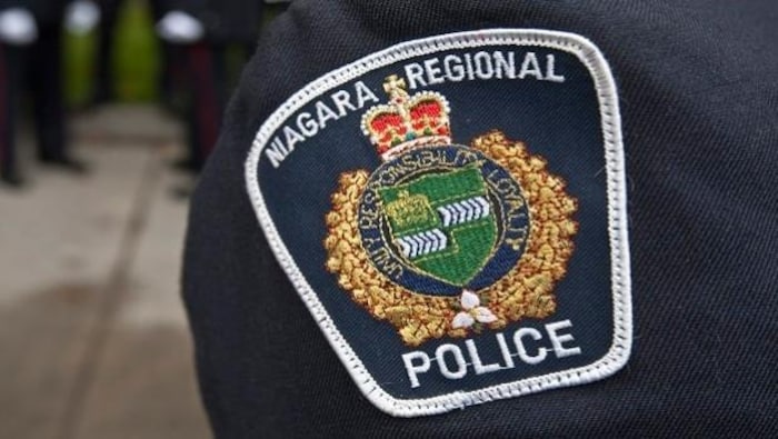Écusson de la police régionale du Niagara sur le bras d’un policier.