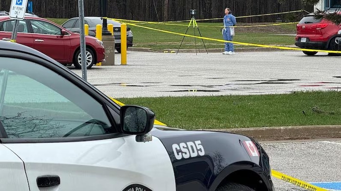 Une autopatrouille de la police de Sarnia stationnée devant un périmètre de sécurité dans lequel les autorités recueillent des preuves pour élucider le crime.