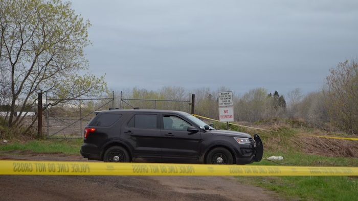 Une voiture de police sur la scène d'un crime potentiel.