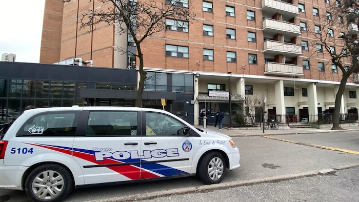 Une autopatrouille de police devant un immeuble à Toronto.