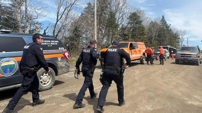Des policiers et des secouristes.