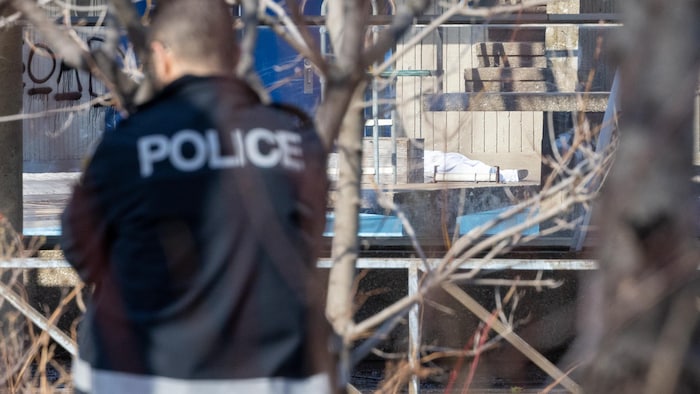 Un policier, de dos