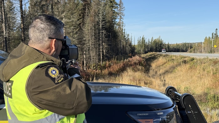 Un opérateur de cinémomètre de la Sûreté du Québec captait la vitesse des véhicules sur la route 117.