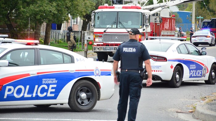 Opération policière dans le Grand Sudbury avec des pompiers.