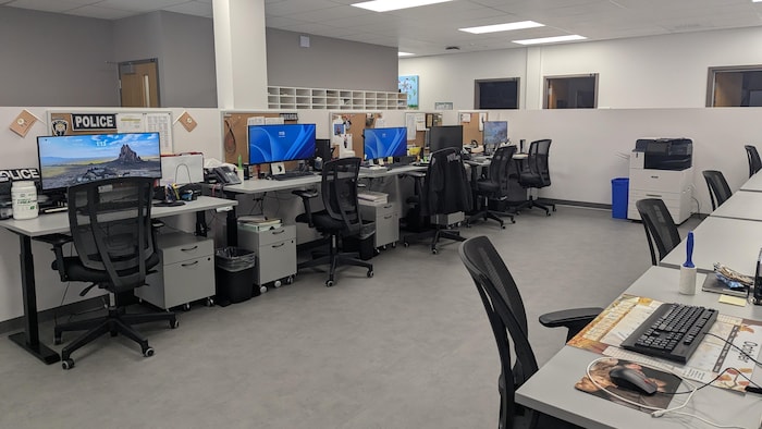 Un grand espace de bureaux à aire ouverte. 