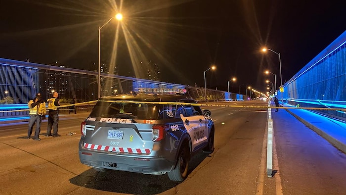 Des policiers sur les lieux de l'accident à Toronto, le 12 juin 2025.