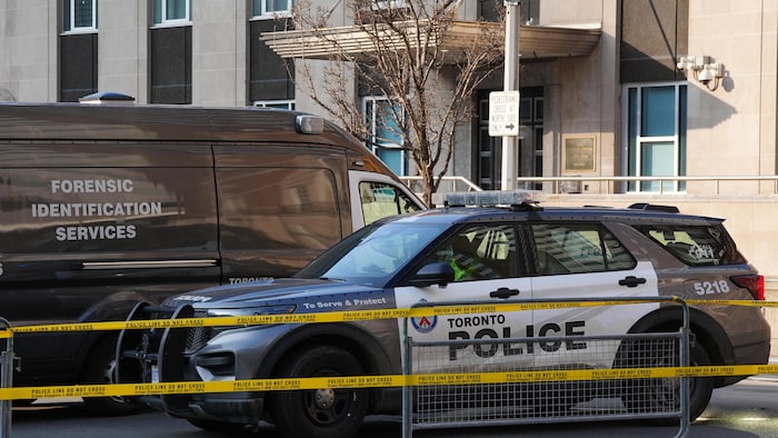 Des véhicules de la police de Toronto devant le consulat des États-Unis.