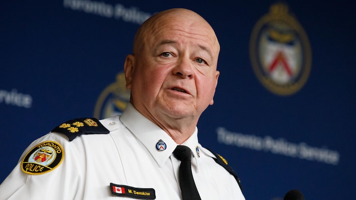 Myron Demkiw prend la parole lors d'une conférence de presse concernant une enquête sur une fusillade au consulat américain, à Toronto, le 16 juin 2026.