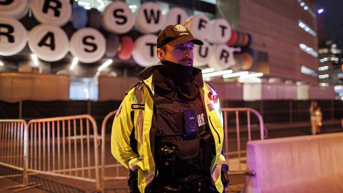 Un policier devant le Centre Rogers de Toronto.