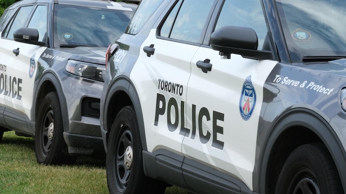 Deux VUS de la police de Toronto stationnés l’un derrière l’autre.