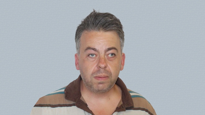 Une photo d'identité policière d'une homme.