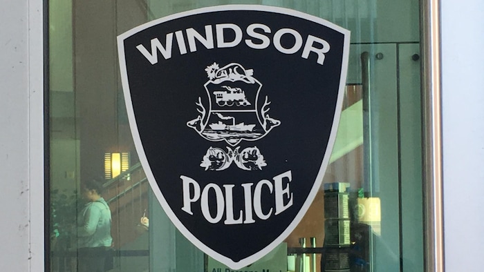 Le blason noir et blanc de la police de Windsor affiché sur une fenêtre du quartier général.