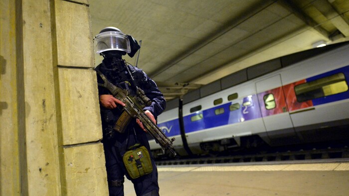 Un membre du Groupe d'intervention de la gendarmerie nationale lors d'un exercice antiterroriste à la gare Montparnasse, à Paris, en avril 2016.