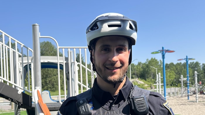 Un policier patrouilleur sourit.