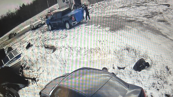 Une caméra de surveillance montre Brandi Stewart-Sperry en train de camoufler un véhicule avec une couverture.