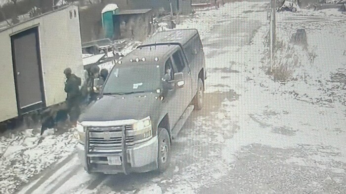 L'équipe d'intervention en cas d'urgence et l'escouade canine de la Police provinciale de l'Ontario sur une ferme.