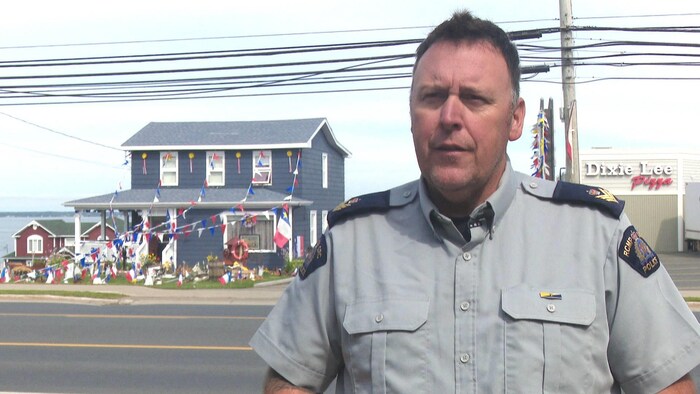 Le policier Stéphane Blanchard en uniforme sur le bord d'une route.