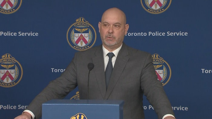 Un détective en conférence de presse à Toronto.