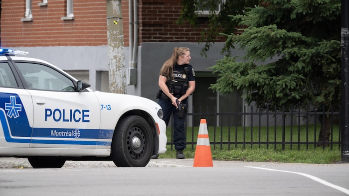 Une policière intervient lors d'une fusillade dans le quartier Côte-des-Neiges, à Montréal.