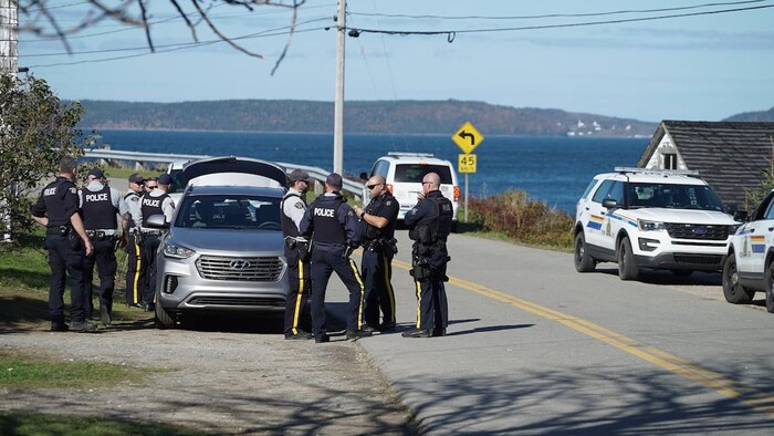 Des policiers de la GRC sur le bord d'une route en Nouvelle-Écosse.