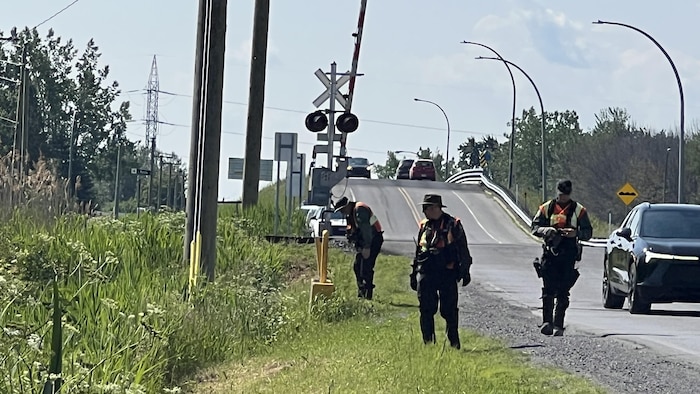 Opération de recherche menée par les policiers.