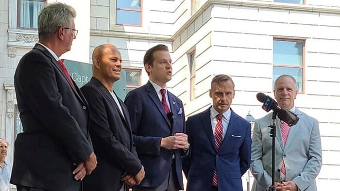 Danilo Velásquez lors d'un événement de campagne avec le chef du Parti canadien du Québec, Colin Standish (au centre).