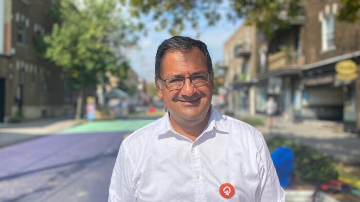 Andrés Fontecilla dans la rue De Castelnau, dans le quartier de Villeray, où se trouve son bureau de campagne pour 2022. 