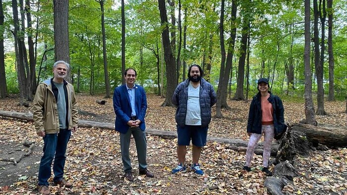 Quatre des cinq candidats pour la circonscription de Snowdon. De droite à gauche France Stohner (Courage - Équipe Sue Montgomery), Mauro Peña (Mouvement Montréal), tous deux participant à la plantation d'arbres dans la forêt du Boisé Dora-Wasserman. Également sur la photo, Sonny Moroz (Ensemble Montréal) et Victor Armony (Projet Montréal).