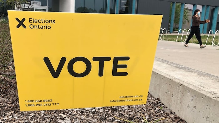 Une affiche d'Élection Ontario