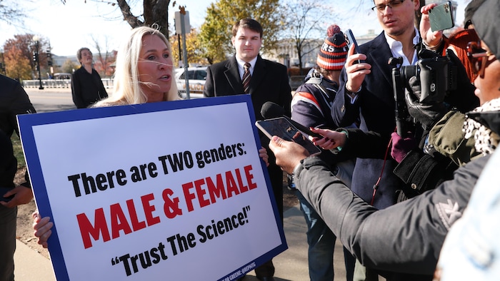 La représentante Marjorie Taylor Greene participe à un rassemblement devant la Cour suprême des États-Unis alors que la haute cour entend les arguments dans une affaire sur les droits de santé des transgenres à Washington.