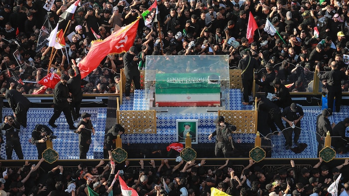 Une foule de personnes entoure le convoi transportant le cercueil du guide suprême iranien Ali Khamenei, lors d'un cortège funèbre à Najaf, en Irak, le 8 juillet 2026.
