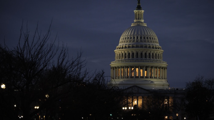 Le Capitole des États-Unis, la nuit.