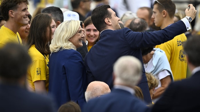 Marine Le Pen (à gauche sur la photo) et Jordan Bardella (à droite) prennent un égoportrait à leur arrivée pour assister à la messe solennelle en plein air célébrée par le pape sur la place de la Concorde à Paris.