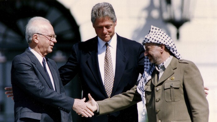 Yasser Arafat serre la main à Yitzhak Rabin devant Bill Clinton, à la Maison-Blanche.