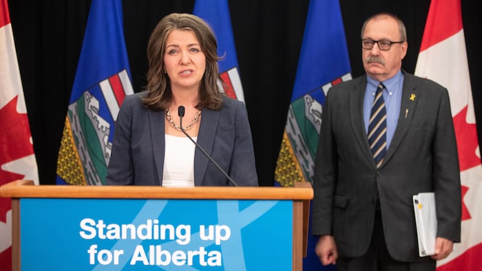 La première ministre de l'Alberta, Danielle Smith, et le ministre des Affaires municipales, Ric McIver.