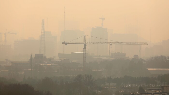 Une vue de la ville de Téhéran frappée par un important épisode de smog en date du 19 décembre 2017. 