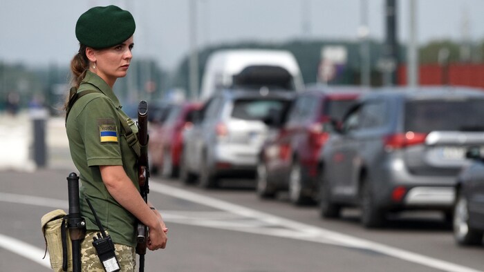 Une agente polonaise de la sécurité des frontières à un poste de contrôle.